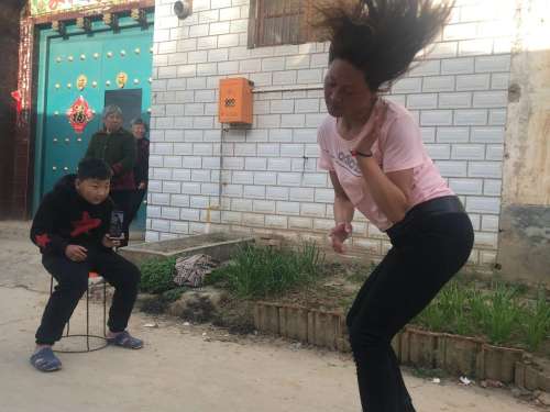 光遇打滚哭泣的先祖在哪-光遇晃来晃去的跳舞动作怎么获得